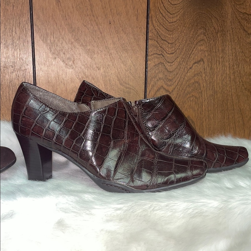 AEROSOLES Dark Brown Croc-Embossed Heels